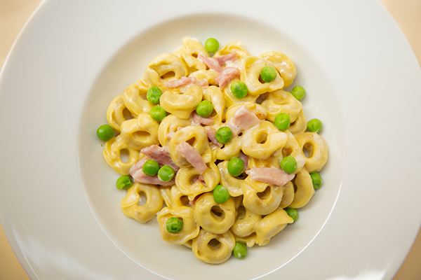 TORTELLINI PISELLI, PROSCIUTTO E PANNA